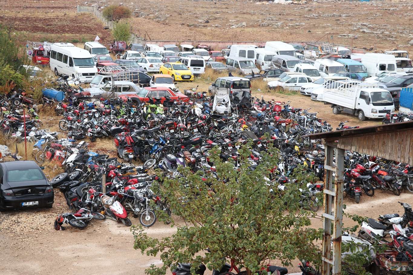 Milyonlarca liralık araçlar yediemin otoparklarında çürüyor Milyonlarca liralık araçlar yediemin otoparklarında çürüyor